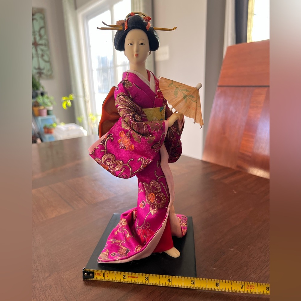 Beautiful Japanese Doll in Kimono with umbrella - Picture 6 of 8